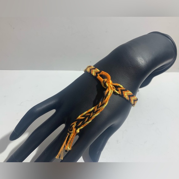 Hand crafted macrame bracelet - Picture 4 of 6